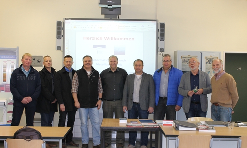 Lehrlingswart Carsten Baumgart; Berufsschullehrer Jan Pala, Dmitri Schunk und Peter Ludewig (alle BBS 2 Gifhorn); Referent Heinrich Ubben (BBS 2 Aurich); Abteilungsleiter Torsten Lohmeier (BBS 2 Gifhorn); Innungsobermeister Friedrich Daenicke; Schulleiter Uwe Biermann (BBS 2 Aurich); Abteilungsleiter Peter Kardelke (BBS 2 Aurich). Foto: BBS Gifhorn