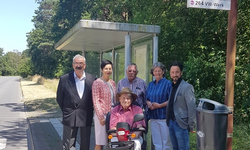 Von links nach rechts: Den stellvertretenden Ortsbürgermeister Antonio Zanfino (SPD), Ortsbürgermeisterin Immacolata Glosemeyer (SPD), Ortsratsmitglied Frank Helmut Zaddach (SPD), zwei betroffene Bürger und Ortsratsmitglied Marco Puddu (SPD). Foto: Büro Immacolata Glosemeyer