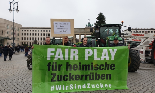 v.l.n.r. Dr. Roy Kühne MdB gemeinsam mit Henning Meyer, Mitglied des Kreisvorstandes, Gerhard Rudolph, Geschäftsführer, und Markus Melzer, Vorsitzender des Landvolks Northeim-Osterode Kreisbauernverband 
Foto: Büro Dr. Roy Kühne