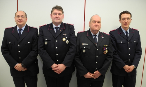 Geehrte der  Werksfeuerwehr Rockwood Lithium GmbH: (von links) Frank Sswat befördert zum BM Zugführer 1.Zug, Frank Busch 40 Jahre in der Feuerwehr, Bernd-Hartmut Knipping Feuerwehrehrenkreuz in Bronze, Dennis Wüstemann befördert zum Hauptfeuerwehrmann.