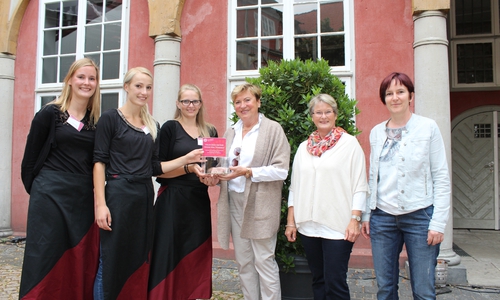 Lena Hurling, Isabelle Fuhrig und Henrike Almstedt vom Serviceteam, Dagmar Ammon und Heidemarie Wypich vom Hospizverein Wolfenbüttel sowie Theaterleiterin Alexandra Hupp. Foto: Privat