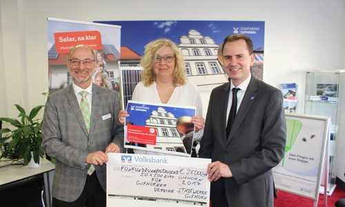 Rainer Trotzek, Geschäftsführer der Stadtwerke Gifhorn, Kerstin Meyer, Erste Stadträtin der Stadt Gifhorn, Olaf Koschnitzki, Geschäftsführer der Stadtwerke-Gifhorn. Foto: Bernd Dukiewitz