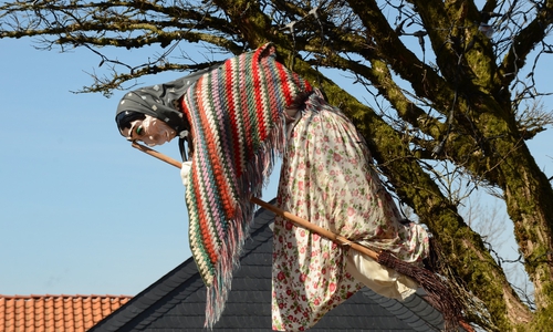 Eine Traditionelle Hexenpuppe am Baum. Symbolfoto: pixabay