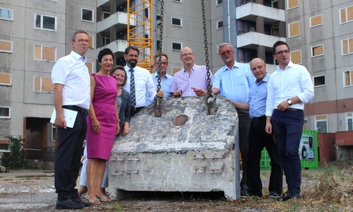 Olaf Lies (4. v. li.), Klaus Mohrs (li.), Immacolata Glosemeser (2. v. li.), Hans-Dieter Brand (5. v. li.) und weitere Vertreter aus Politik und Gesellschaft mit dem ersten zurückgebauten Teil des Wohnkomplexes. Fotos, Video und Podcasts: Alexander Dontscheff