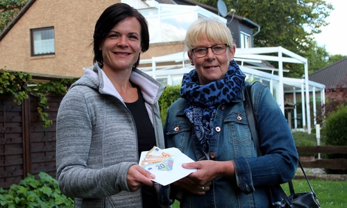 V.l. Yvonne Buchholz, Kassenwärtin des Förderverein der Kindertagesstätte und Gerda Berdisius, Organisatorin des Dorfflohmarktes aus Winnigstedt. Foto: Bernd-Uwe Meyer