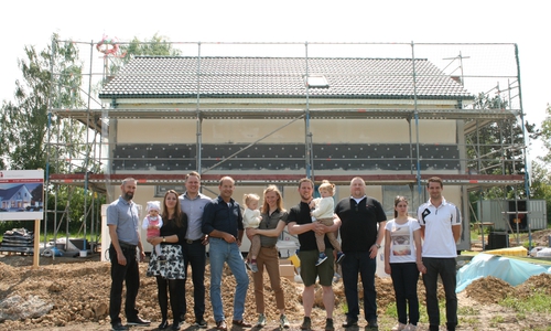 Ortsbeauftragter Mittag, Bürgermeister Waßmann und sein Stellvertreter Germer mit den Familien Brandt, Hendricks und Nolting/Lippoldes. Foto:    Gemeinde Winnigstedt 