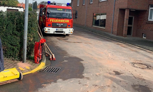 Die Feuerwehr bei ihrem gestrigen Einsatz. Foto: Samtgemeinde Velpke