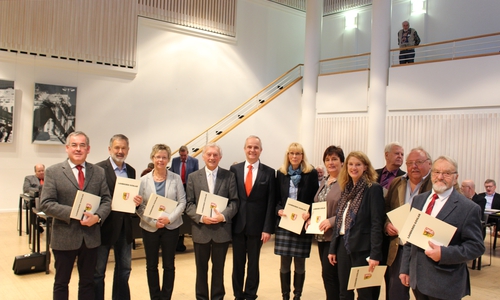 Die Empfänger der Ehrenmedaille (von links): Carlos Mateo, Gerhard Niessner, Christiane Raczek, Wolfgang Kullig, Thomas Brych, Monique Wilfling, Almut Broihan, Petra Emmerich-Kopatsch, Jürgen Ebert, Bernd Klingebiel, Henri Hoffmeister. Foto: Nino Milizia