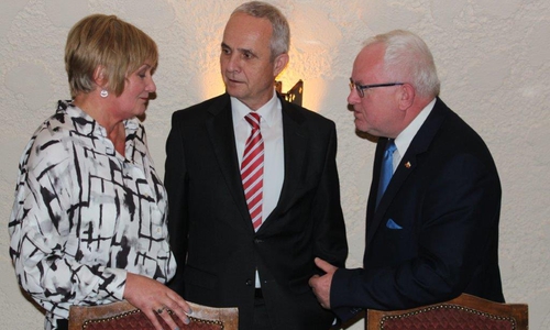 Goslars Landrat Thomas Brych und Trzebnicas Landrat Waldemar Wysocki (rechts) im Gespräch anlässlich des Besuchs der polnischen Freunde im Oktober 2015.  Foto: Landkreis Goslar