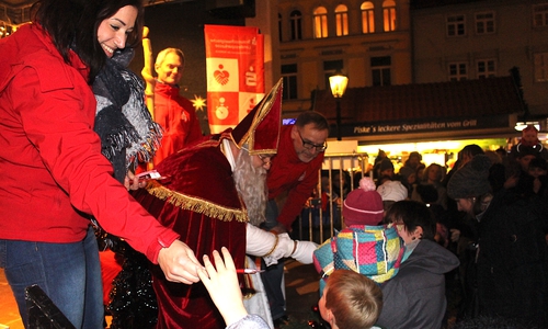 Caroline Lukanic, Meik Rahmsdorf und Hartmut Bender von der Braunschweigischen Landessparkasse fungierten als fleißige Helfer des Nikolaus. Fotos: Marian Hackert