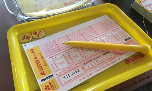 Mit einem Systemschein haben die Beiden gewonnen. Foto: Toto-Lotto Niedersachsen GmbH