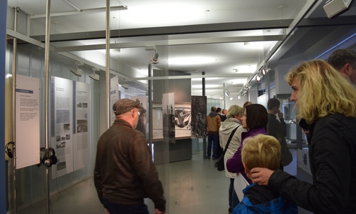 Besucher in der Dauerausstellung der Gedenkstätte Deutsche Teilung Marienborn Foto: Gedenkstätte Deutsche Teilung Marienborn
