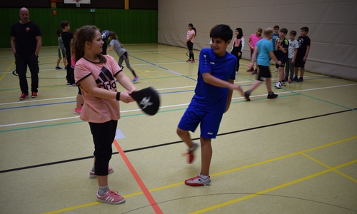 Vechelder Realschüler beim Sicherheitstraining
Marie trainiert mit ihrem Mitschüler Ghoudi (beide Kl.5b)
Die Klasse 5b mit Trainer Stefan Cavelmann

Foto: Realschule Vechelde