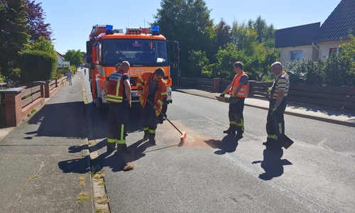Die Feuerwehr streut die Ölspur ab. Fotos: Alexander Panknin