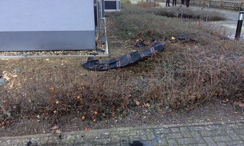 Die Ermittlungen zum Brand in einer leerstehenden Wohnung in der Rembrandtstraße. Foto: Werner Heise 