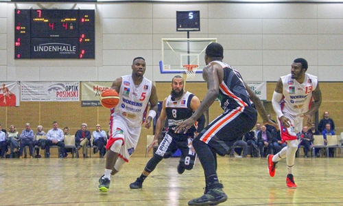 Dürfen für die nächste Saison in der Pro B planen: Demetrius Ward und die Herzöge. Foto: Maschauer
