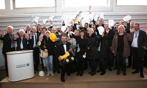 Axel Schiffers bei seiner Verabschiedung mit Kollegen und Freunden. Fotos: Volkswagen Immobilien GmbH