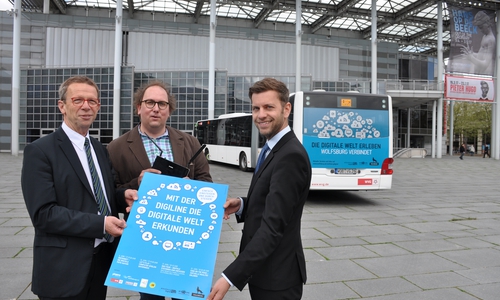 Oberbürgermeister Klaus Mohrs, Christian Cordes (Leiter Schiller 40) und Dennis Weilmann (Leiter Kommunikation Stadt Wolfsburg) stellen die Digiline vor. Foto: Stadt Wolfsburg