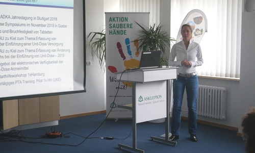 Informierten über Unit Dose: Mechthild Wenke (l.) und Birte Jerkel, Leitungen der Apotheke der Harzkliniken, vor dem Medikamentenautomaten. (Fotos: Asklepios Harzkliniken)
