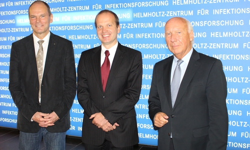 v. l. Prof. Dr. Karl Ulrich Petry, Chefarzt der Frauenklinik am Klinikum Wolfsburg, Prof. Dr. Rafael Mikolajczyk, Leiter der Arbeitsgruppe Epidemiologische und statistische Methoden am HZI und Prof. Dr. Jörn Hilfrich, Generalsekretär der Niedersächsischen Krebsgesellschaft. Foto: Kai Baltzer