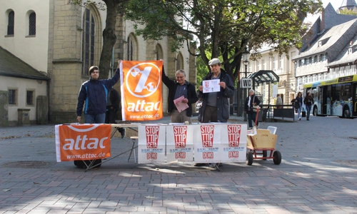 Mit einem Stand bietet die attac - Gruppe Goslar an zwei Tagen Informationen über die geplanten Freihandelsabkommen TTIP und CETA an. Foto: Martina Hesse 