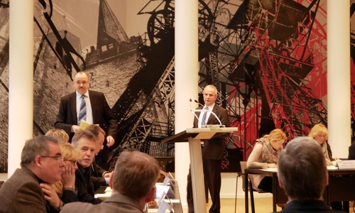 Landrat Thomas Brych rügt Frank Schmidt (AfD) auf der Kreistagssitzung. Foto: Alexander Panknin