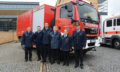 Mitglieder der Freiwilligen Feuerwehr Heere gemeinsam mit Kreisbrandmeister Tobias Thurau (rechts) vor dem neuen Schlauchwagen (von links): Jochen Beims, Christian Heinecke, Thorsten Beims (Ortsbrandmeister Heere),
Kurt Beims, Julia Reider.