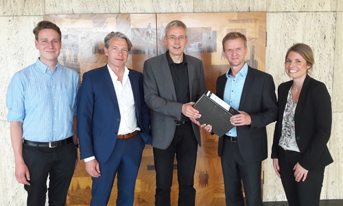 Revitalis übergibt die Bauanträge: Christoph Jänsch, Stefan Giesler, Stadtbaurat Kai-Uwe Hirschheide, Mario Freye und Katrin Stretz (v. li.). Foto: Stadt Wolfsburg.