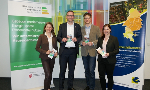 v.l.n.r. Andrea Wachtendorf (Klimaschutz- und Energieagentur Niedersachsen), Michael Tacke (Baudezernent Salzgitter), Jan Holzenbecher (Klimaschutzmanager der Stadt Salzgitter), Linda Gades (Regionale Energieagentur e.V.). Foto: Alexander Panknin