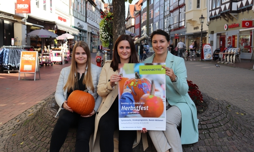 Juliane Löhr, Vivien Strümpfler und Anna Wohlert-Boortz vom Veranstaltungsmanagement der Stadt Wolfenbüttel stellten das Programm des Herbstfestes vor. Foto: Julia Seidel