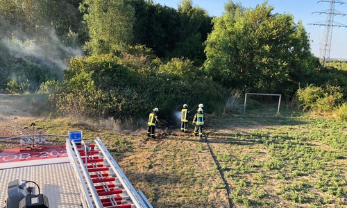 Am Aktivspielplatz in Fallersleben kam es zu einem Flächenbrand- Fotos: Feuerwehr Fallersleben