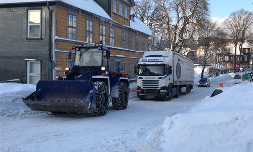 Liegengebliebener Lkw auf der Osteröder Straße. Foto: Polizei