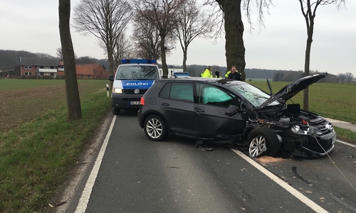 Die Fahrer des Golf wurden leicht verletzt. Foto: Frederick Becker