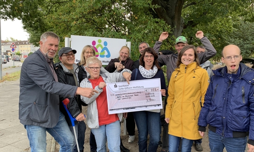 Der Behindertenbeirat Wolfsburg e.V. übergibt eine Spende im Wert von 777 Euro an das "Aktiv im Ehrenamt"-Team der Lebenshilfe. Foto: Behindertenbeirat Wolfsburg e.V.