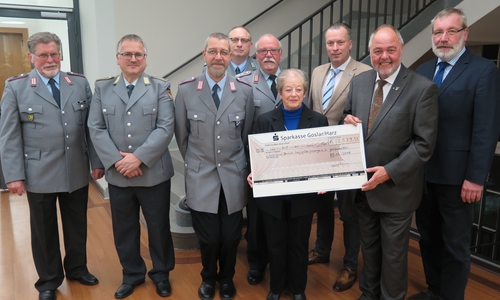 Spendenübergabe der Reservisten (v.l.n.r.): Gerd Lippelt, Frank Peinemann, Jens Kind, Rolf Sievers, Harald Nielebock, Heidi Lippelt, Michael Gandt (Bezirksgeschäftsführer des Volksbundes), erster Kreisrat Martin Hortig und Karl-Heinz Müller. Foto: Landkreis Wolfenbüttel