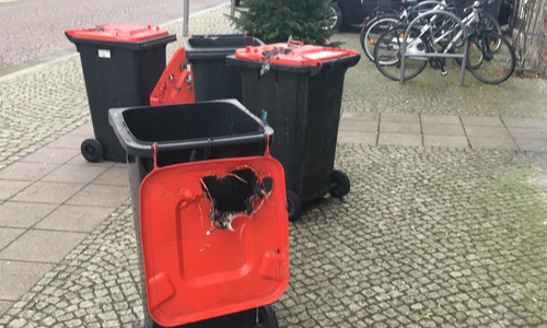 Mülltonnen brannten in einem Keller - nur eine kurze Strecke von der Stelle entfernt, an welcher am Montag zwei Autos brannten. Foto: Alexander Dontscheff