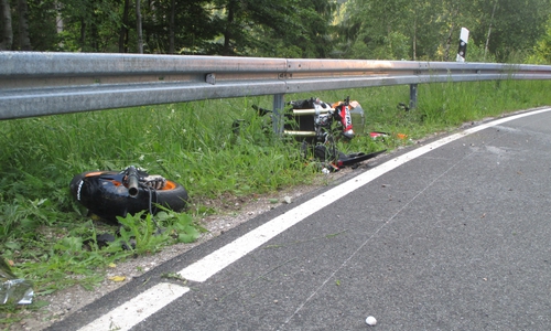 Das Vorderrad wurde bei dem Aufprall abgerissen.  Foto: Polizei