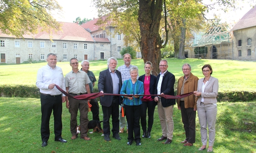 Thomas Kempernolte (Elm-Freizeit), Andreas Baderschneider (Forstamtsleiter Wolfenbüttel), Jörg Peters (Revierförster Groß Rode), Dr. Heinrich Füchtjohan (Bürgermeister), Ulrich Scheithauer (Naturpark Elm-Lappwald), Caroline Himmler (Gutsverwaltung Lucklum), Christiane Wagner-Judith (stellv. Landrätin), Helmut Gockel (Gutsverwaltung Lucklum), Rolf Teletzki (Umweltamt Landkreis Wolfenbüttel), Kerstin Langenheim (Bürgerstiftung Ostfalen) (v. li.) Fotos: Niedersächsische Landesforsten