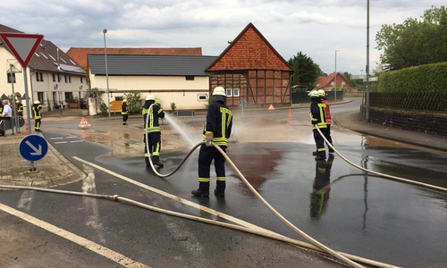 Die Fahrbahn in Vechelde war starkt verschmutzt. Foto: Daniel Goebel