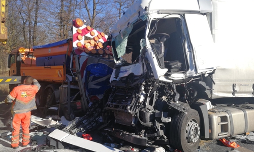 Der LKW war nahezu ungebremst in das andere Fahrzeug gekracht. Fotos/Video: aktuell24/Kr