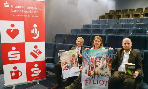 Meik Rahmsdorf (Bereichsleiter Privat- und Geschäftskunden der Braunschweigischen Landessparkasse Wolfenbüttel), Anna Wohlert-Boortz (Veranstaltungsmanagement Stadt Wolfenbüttel) und Timo Degendorfer (Theaterleiter CineStar Wolfenbüttel) freuen sich auf den Besuch des Nikolauses am 6. Dezember auf dem Wolfenbütteler Weihnachtsmarkt. Foto: Stadt Wolfenbüttel