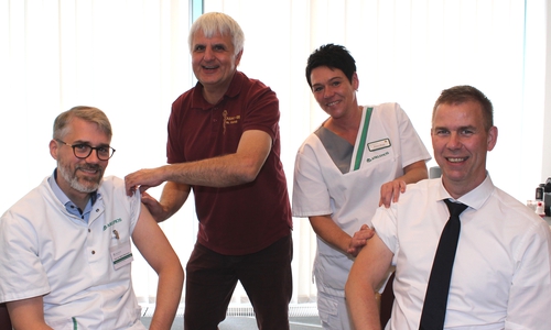 Prof. Mark Obermann, Ärztlicher Direktor der Kliniken Schildautal (l. ), und Thomas Niermeier, Pflegedirektor der Schildautal-Kliniken (r.), ließen sich von der medizinischen Fachangestellten Bianca Bergt  beziehungsweise von Arbeitsmediziner Karl-Heinz Nikolai gegen Grippe impfen. Foto: Asklepios Kliniken Schildautal
