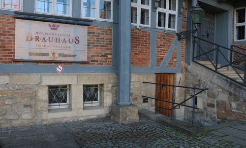 An der Rathaus-Fassade werben noch immer Schilder für das 2016 geschlossene Brauhaus im Ratskeller. Foto: Werner Heise