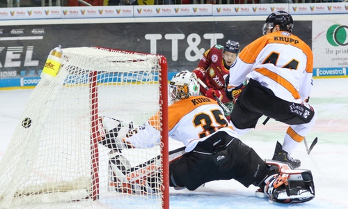 Sieben Mal musste sich Jerry Kuhn im Kasten der Grizzlys umdrehen. Foto: Roland Schicho/Täger