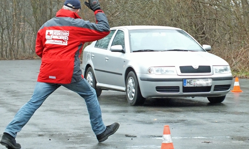 Der Moderator der Landesverkehrswacht gibt ein Signal zur Schlagbremsung. Archivfoto: Kreisverkehrswacht Helmstedt