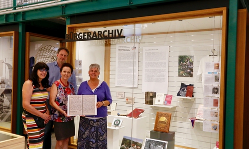 Dagmar Karras (Vorstand Schlösserbund e.V.), Markus Gröchtemeier (Mitarbeiter Museum Wolfenbüttel), Christine Brandes (Vorstand Schlösserbund e.V.) und Dr. Sandra Donner (Leiterin Museum Wolfenbüttel) vor der Ausstellung „100 Jahre Schlösserbund“ im Bürger Museum. Foto: Stadt Wolfenbüttel