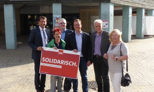 Olaf Lies (von links), Dörthe Weddige-Degenhard, Falk Hensel, Jan Schröder, Ralf Achilles, Elke Wesche vor dem Hertie-Gebäude. Foto: SPD