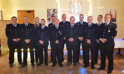 Von links: Sascha Kemus (stellvertretender Ortsbrandmeister), Sebastian Lorenz, Katharina Schulze, Mark Klages, Jannis Jerke, Jörg Schulze, Denny Müller, Michael Plate, Paul Gburek, Christopher Frost, Daniel Borchers, Andreas Bode (Ortsbrandmeister)
Foto: Sandra Künne