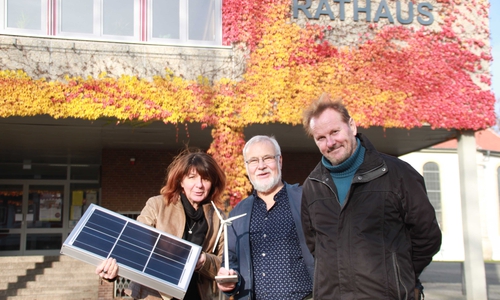 Angelika Uminski-Schmidt, Hilmar Nagel und Bernhard
Foitzik fordern die Stiftungsgelder für Energieeinsparmaßnamen und zur
Nutzung erneuerbarer Energien einzusetzen. Foto: Privat