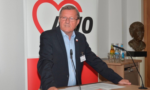 Wilhelm Schmidt, Präsidiumsvorsitzender des AWO-Bundesverbandes, eröffnet die Flüchtlingskonferenz "Ankommen in Deutschland - Solidarität ist unsere Stärke!" Foto: AWO Bundesverband e. V.
 